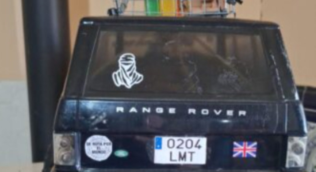 Matrícula RC personalizada con texto a medida montada en la parte trasera de un crawler RC a escala 1/10