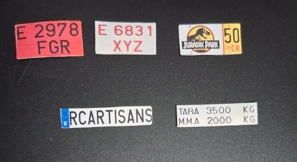 Colección de matrículas RC personalizables para coches de radiocontrol: modelos europeas, agrícolas, 4x4, temáticas Jurassic Park y vehículos especiales fabricadas en aluminio ligero